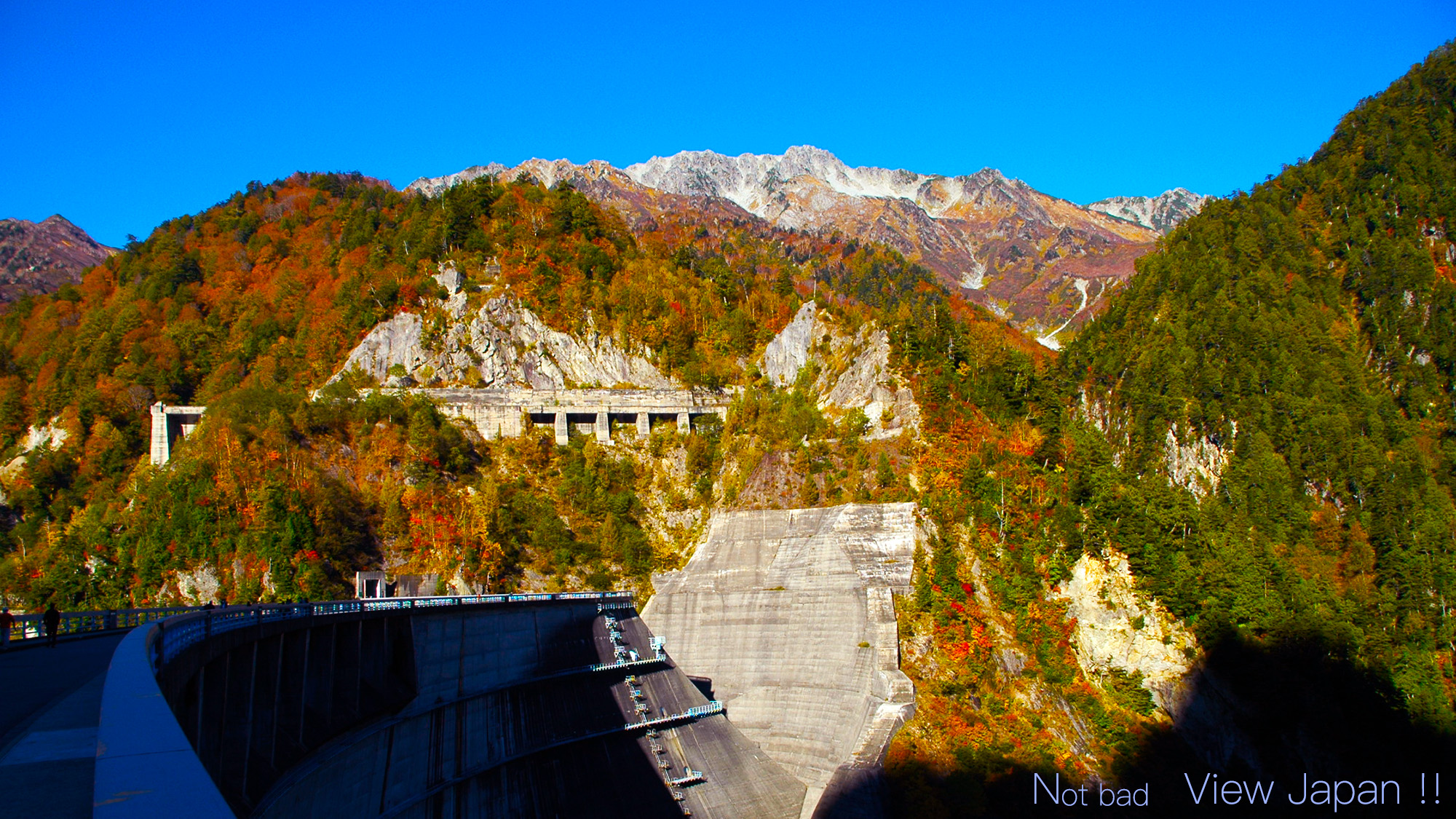 紅葉の黒部ダム – Not Bad View Japan!
